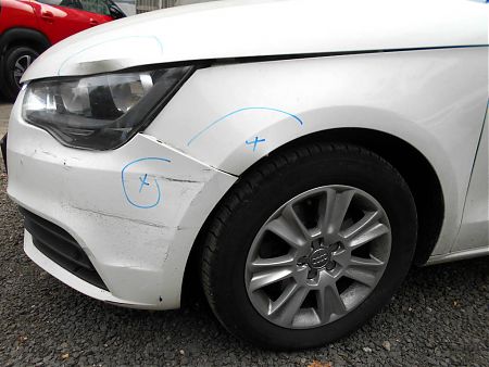 Повреждения на передний двери и крыле Audi A1